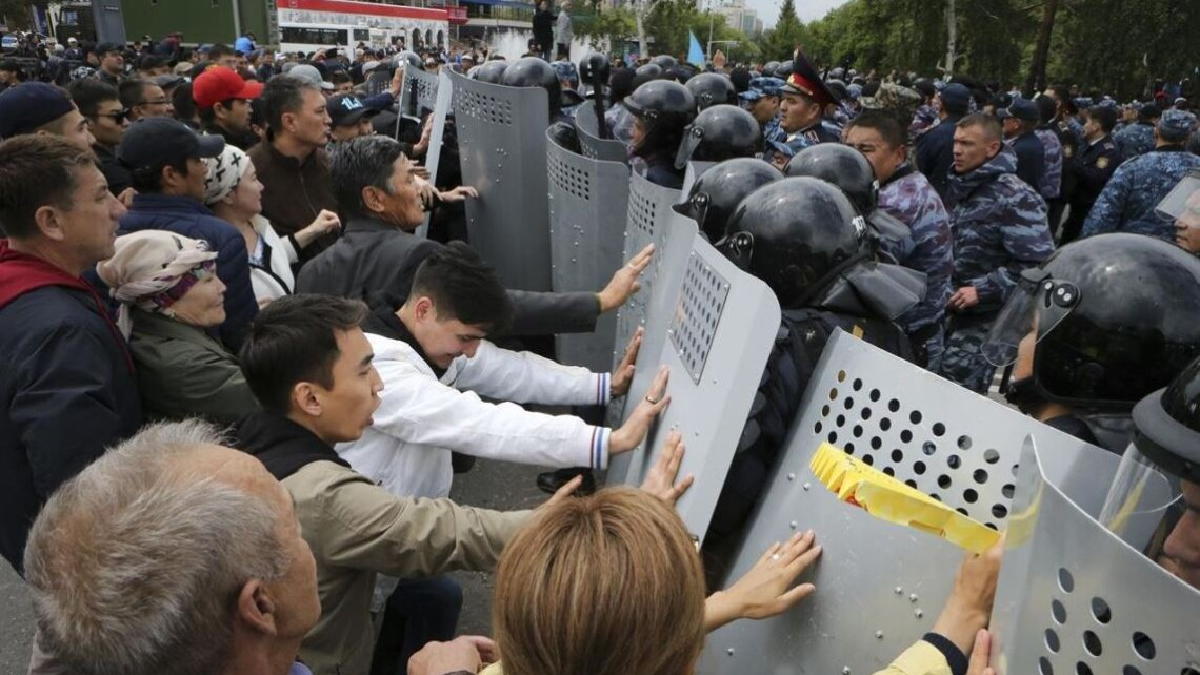 Газ, відставка уряду та розгони демонстрантів. Що відбувається у Казахстані